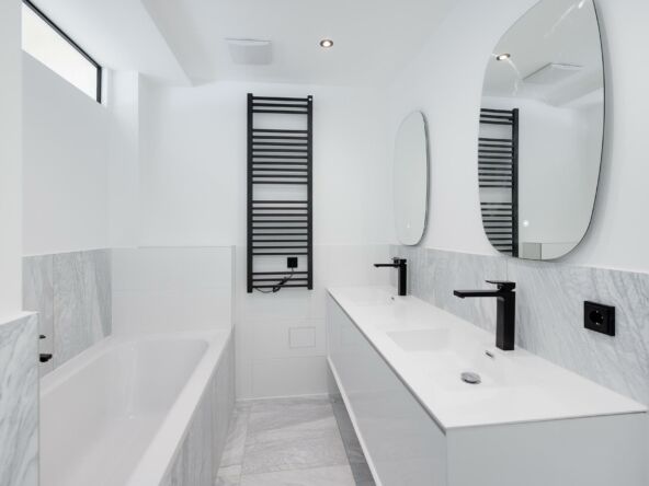 Bad- Wanne und Waschbecken